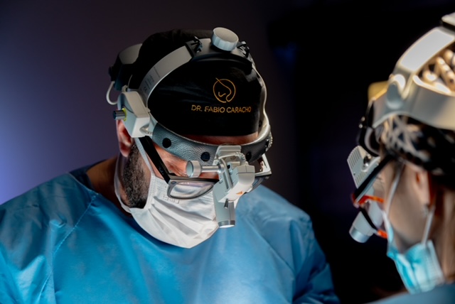 Equipe médica em ato cirúrgico de rinoplastia ultrassônica
